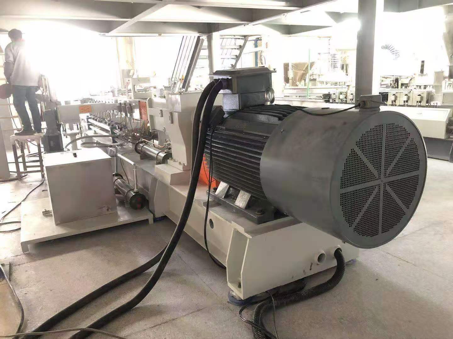 雙螺桿擠出機在使用時如何更好的省電節(jié)省成本