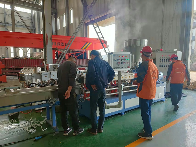 科隆威爾螺桿擠出機廠家客戶試機現(xiàn)場 (2)