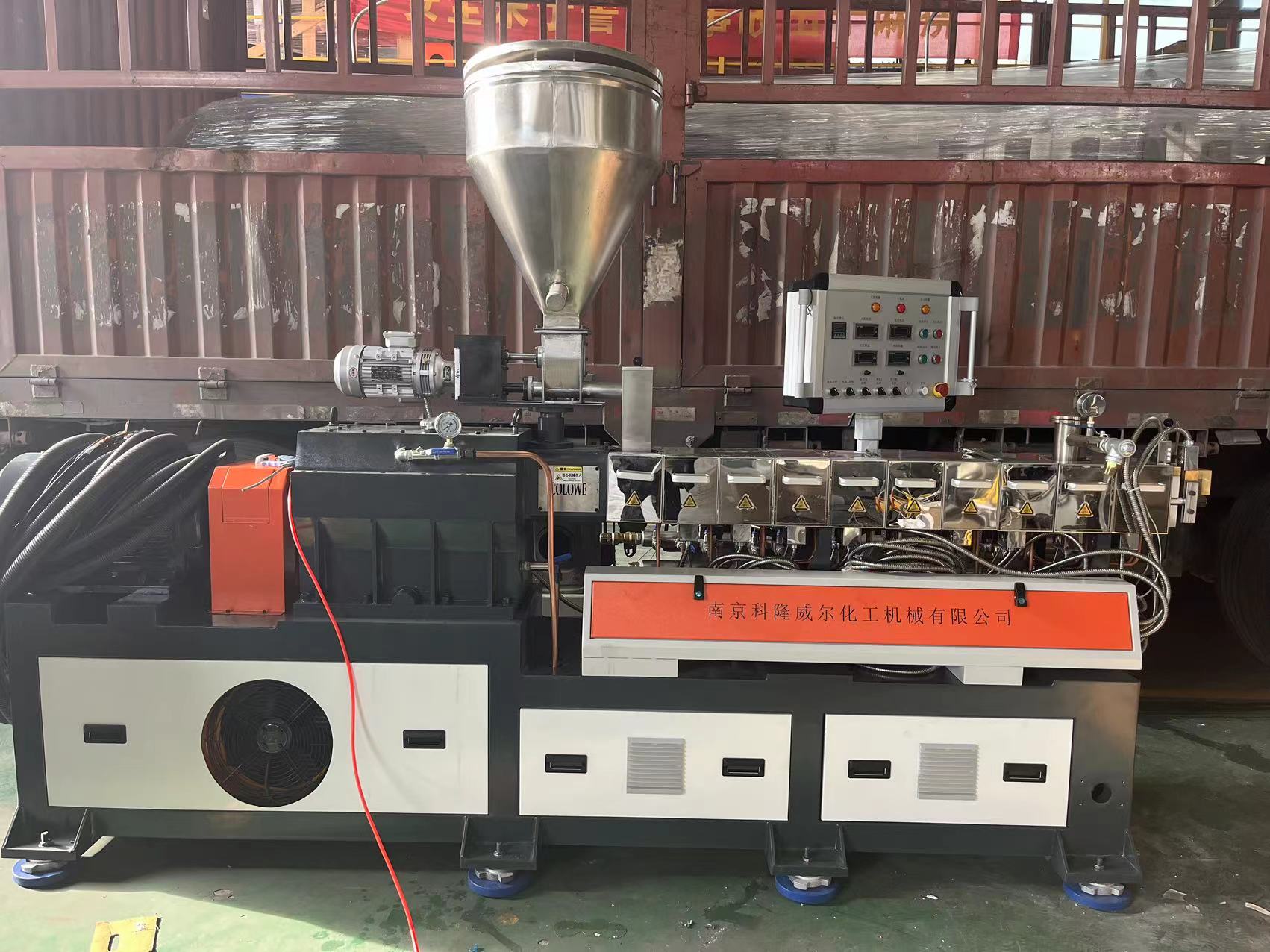 雙螺桿擠出機如何減少成本，增加產(chǎn)量，可以優(yōu)化喂料系統(tǒng)！