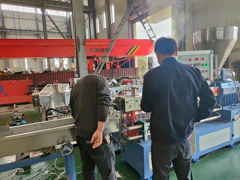 科隆威爾螺桿擠出機廠家客戶試機現(xiàn)場 (4)